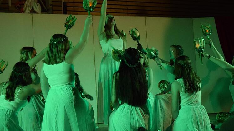 Die Hexen führen einen Tanz zur Walpurgisnacht auf - doch auch das kann Faust nicht von dem ablenken, was mit Gretchen passiert ist. Foto: Daniela Pondelicek