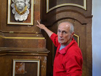 Restaurator Georg Schmäling steht hier am Hochaltar der Pfarrkirche "St. Petrus in Ketten". Hier hat er den Originalfarbanstrich freigelegt. Schließlich soll das Gotteshaus restauriert werden. Allerdings steht der Umfang noch nicht fest. Foto: Kathrin Kupka-Hahn