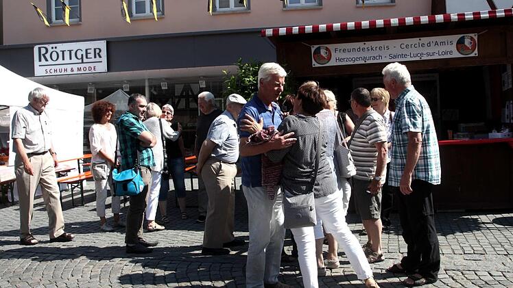 Freunde aus Franken und Frankreich begrüßten sich vor dem Stand des Freundeskreises. Foto: Richard Sänger