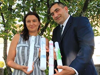 Lusine Taschtschjan und Andranik Hakobyan sind stolz, dass sie mit ihrer Kerzen-Manufaktur so viel Erfolg haben. Foto: Heike Beudert