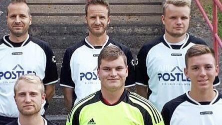 Die Neuzug&auml;nge des Bamberger Kreisklassisten SpVgg Lauter, hinten von links: Rainer Huttner, Stefan Huttner (beide DJK Priegendorf), Lukas Sch&ouml;pplein (SG Reckendorf/Gerach); vorn von links: Spielertrainer Jonas Cron, Patrick Schmidt (SG Reckendorf/Gerach), Thomas Niklas (eigene Jugend) Foto: Dietz