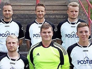 Die Neuzugänge des Bamberger Kreisklassisten SpVgg Lauter, hinten von links: Rainer Huttner, Stefan Huttner (beide DJK Priegendorf), Lukas Schöpplein (SG Reckendorf/Gerach); vorn von links: Spielertrainer Jonas Cron, Patrick Schmidt (SG Reckendorf/Gerach), Thomas Niklas (eigene Jugend) Foto: Dietz