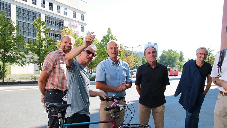 Zum Zentralen Omnibusbahnhof gab es allerlei zu sagen. Im Bild (von links) BUND-Vorsitzender Karlheinz Vollrath, Volker Wack, Stadtrat Michael Pfitzner (CSU), Roland Ramming und Klaus Illigmann.