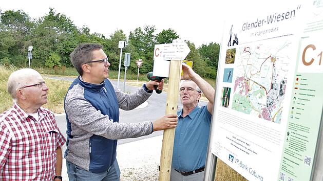 Wegpate Thomas Apfel (Mitte) sowie Helmut V&ouml;lk (links) und Roland Wei&szlig; stellen sicher, dass die Hinweisschilder fest sitzen. Foto: Teresa Hirschberg