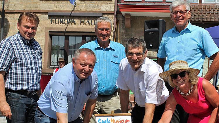 Ab nach Gemünden: Die  Landräte Thomas Bold und Thomas Schiebel schieben an. Kuno Holzheimer, Raimund Glückler und Rita Schaupp helfen mit. Werner Vogel