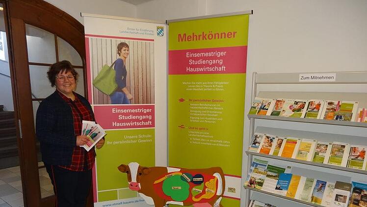 Drei Säulen umfasst die Arbeit von Christina Weber-Hoch: Die Leitung der  Bischofsheimer Hauswirtschaftsschule mit Lehrtätigkeit,  Öffentlichkeitsarbeit mit öffentlichkeitswirksamen Veranstaltung, sowie  Beratungstätigkeit. Foto: Marion Eckert