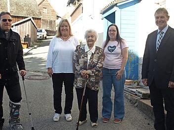 Elsa Franz (Mitte) feierte mit ihrer Familie, hier vertreten durch Tochter Anneliese und Enkelin Sandra, ihren 90. Geburtstag. Pfarrer Richard Reis (li.) und Bürgermeister Gerhard Wunder gratulierten.  Foto: Deuerling