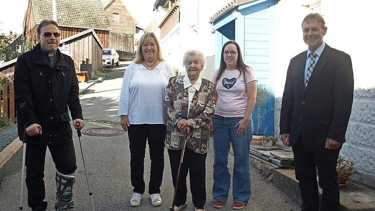 Elsa Franz (Mitte) feierte mit ihrer Familie, hier vertreten durch Tochter Anneliese und Enkelin Sandra, ihren 90. Geburtstag. Pfarrer Richard Reis (li.) und Bürgermeister Gerhard Wunder gratulierten.  Foto: Deuerling