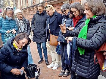 Während der Ausführungen von Karin Dengler-Schreiber (rechts) sind bei der SI-Führung zum jüdischen Leben in Bamberg auch einige Stolpersteine geputzt worden.