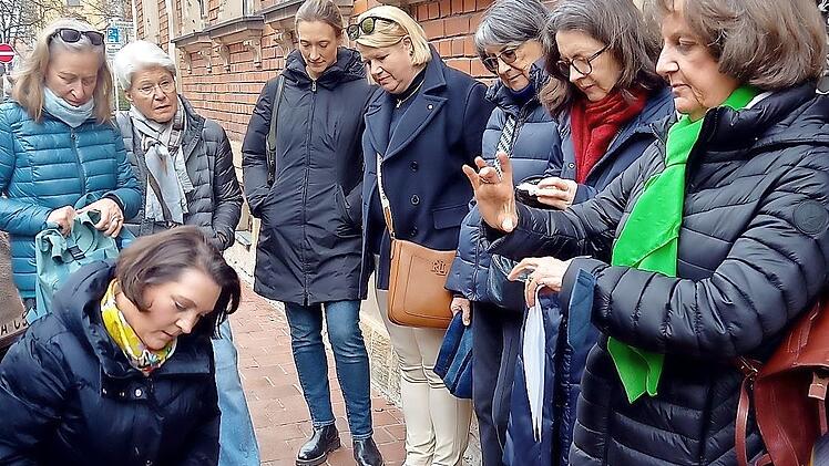 Während der Ausführungen von Karin Dengler-Schreiber (rechts) sind bei der SI-Führung zum jüdischen Leben in Bamberg auch einige Stolpersteine geputzt worden.
