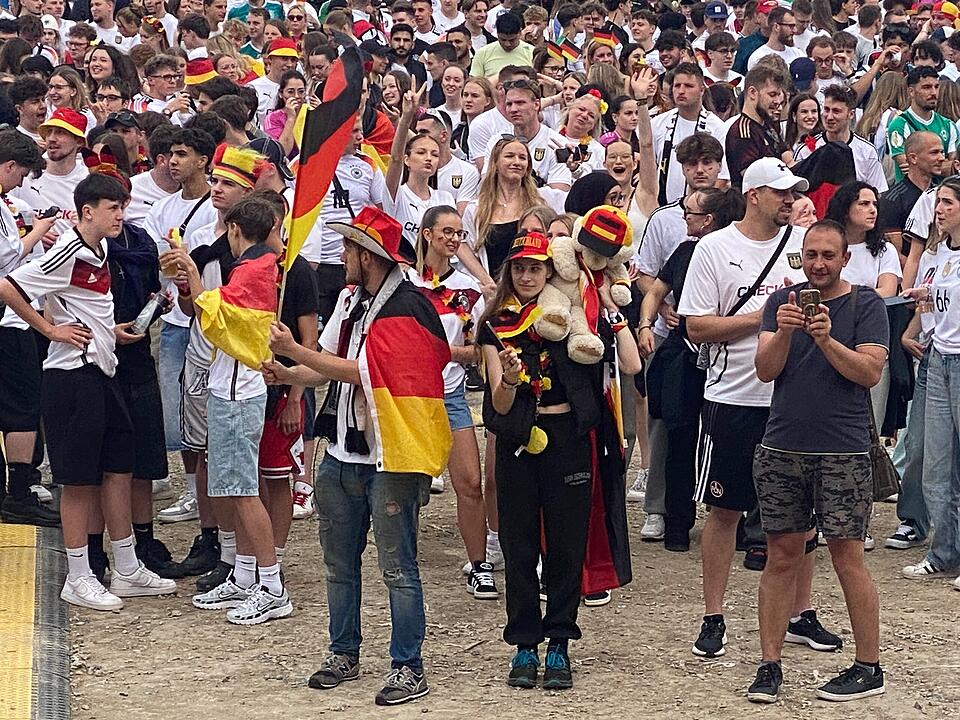 Deutschland steht im Achtelfinale und Nürnberger Fans feiern ausgelassen