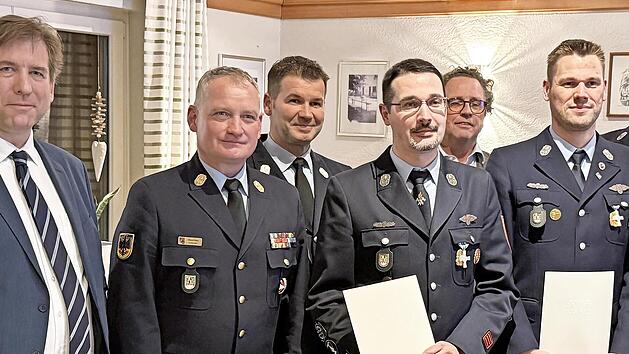 v.l.: Landrat Hermann Ulm, Kreisbrandrat Oliver Flake, Kreisbrandmeister Harald Kraus, Christian Arndt, B&uuml;rgermeister Benedikt Graf von Bentzel, stellvertretender Kommandant Tobias Kupfer und Kommandant Mathias Mauser.