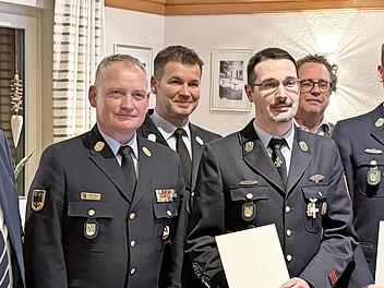 v.l.: Landrat Hermann Ulm, Kreisbrandrat Oliver Flake, Kreisbrandmeister Harald Kraus, Christian Arndt, B&uuml;rgermeister Benedikt Graf von Bentzel, stellvertretender Kommandant Tobias Kupfer und Kommandant Mathias Mauser.