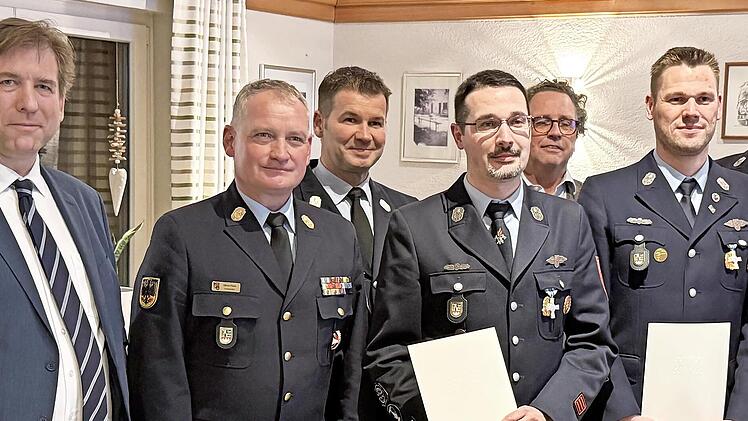 v.l.: Landrat Hermann Ulm, Kreisbrandrat Oliver Flake, Kreisbrandmeister Harald Kraus, Christian Arndt, B&uuml;rgermeister Benedikt Graf von Bentzel, stellvertretender Kommandant Tobias Kupfer und Kommandant Mathias Mauser.