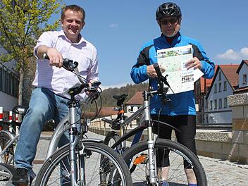 Sie finden, das Tourenangebot für Radfahrer ist eine tolle Sache: Der Leiter des Tourismusbüros Frankenwald, Markus Franz (links), und der Vorsitzende des ADFC-Kreisverbandes, Michael Kestel. Foto: Schadeck