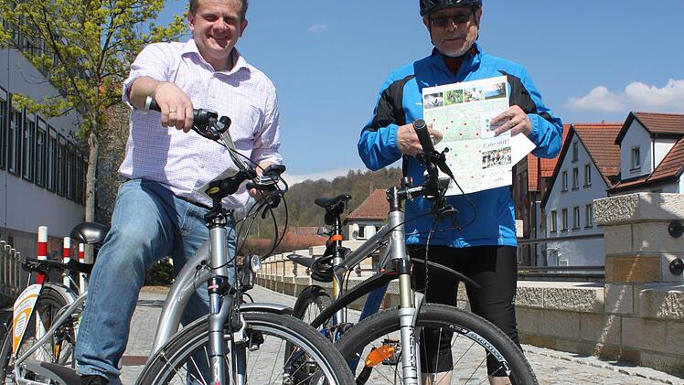 Sie finden, das Tourenangebot für Radfahrer ist eine tolle Sache: Der Leiter des Tourismusbüros Frankenwald, Markus Franz (links), und der Vorsitzende des ADFC-Kreisverbandes, Michael Kestel. Foto: Schadeck