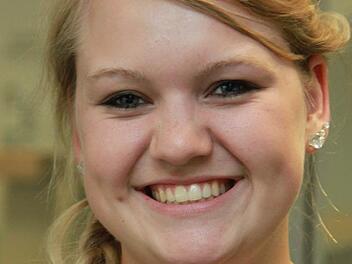 Rundschau-Praktikantin Julia Schilling hat den Diskussionsabend genutzt, um sich zu informieren. Die 18-Jährige darf im Herbst zum ersten Mal wählen. Foto: Dagmar Besand