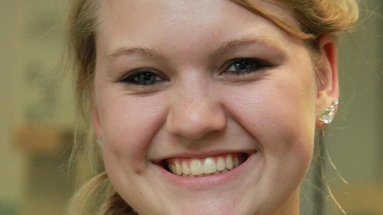 Rundschau-Praktikantin Julia Schilling hat den Diskussionsabend genutzt, um sich zu informieren. Die 18-Jährige darf im Herbst zum ersten Mal wählen. Foto: Dagmar Besand