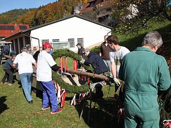 Der Kirchweihbaum wird vorbereitet. Fotos: Georg Wolf