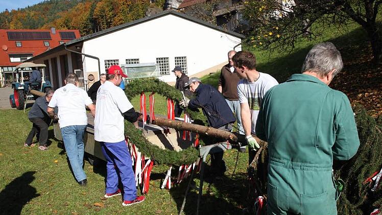 Der Kirchweihbaum wird vorbereitet. Fotos: Georg Wolf