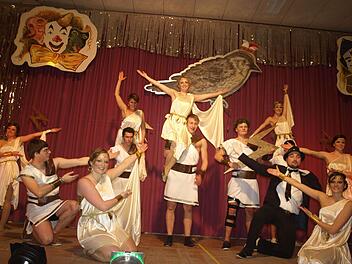 Den Showtanz "Herkules" zeigte die Tanzgruppe als Reminiszenz an die Welt der Sagen und Mythen. Fotos: Stefan Geiger