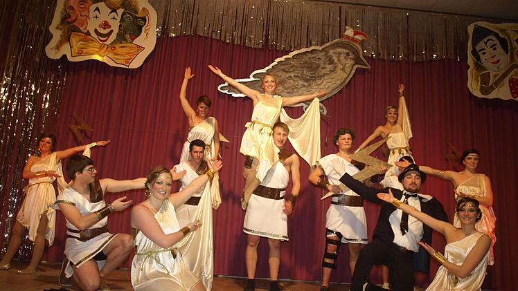 Den Showtanz "Herkules" zeigte die Tanzgruppe als Reminiszenz an die Welt der Sagen und Mythen. Fotos: Stefan Geiger