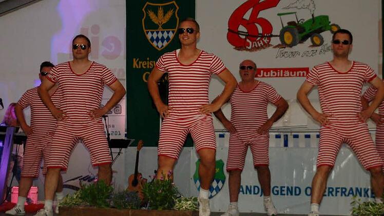 Beim Auftritt der Ranzengarde "Dance 4 fun" aus Mitwitz läuft die Stimmung im Festzelt auf Hochtouren. Foto: Sophie Arnold