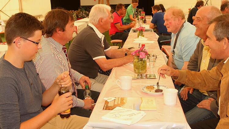 Altnationalspieler Luggi Müller (Dritter von links) im Gespräch mit dem Manager der Uwe-Seeler-Traditionself, Werner Treimetten (Dritter von rechts), SV-Vorsitzendem Werner Ullrich (Zweiter von links) und Otto Kirchner (rechts).
