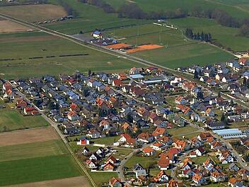Am Westrand von Pettstadt soll das Baugebiet "Am Zwiesler Weg" ausgewiesen werden. Verlängert wird dabei die Häuserzeile des Röbersdorfer Wegs (links am Bildrand). Foto: Roland Rinklef