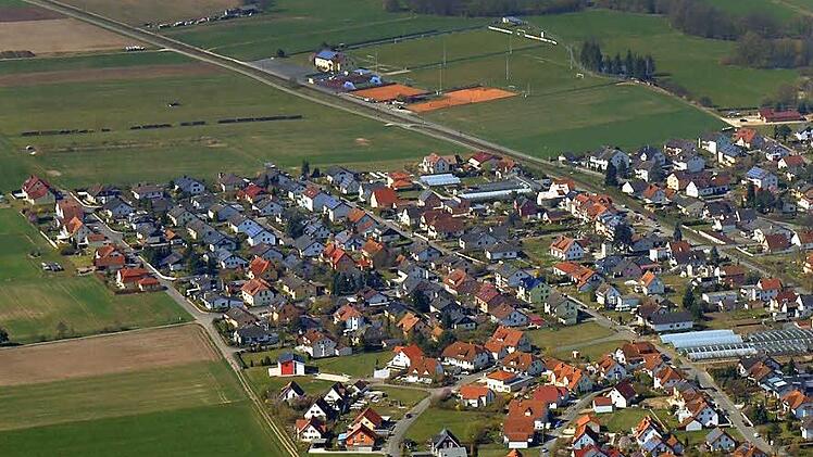 Am Westrand von Pettstadt soll das Baugebiet "Am Zwiesler Weg" ausgewiesen werden. Verlängert wird dabei die Häuserzeile des Röbersdorfer Wegs (links am Bildrand). Foto: Roland Rinklef