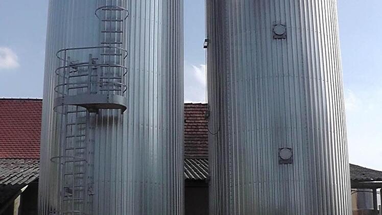 Die Zwillinge: Zwei Tanks stehen jetzt auf dem Brauerei-Areal. Foto: Firma Göller