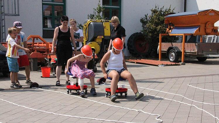 Ohne Blaulicht und Tatütata, aber doch recht schnell, waren die Kinder auf den Drehstühlen unterwegs.
