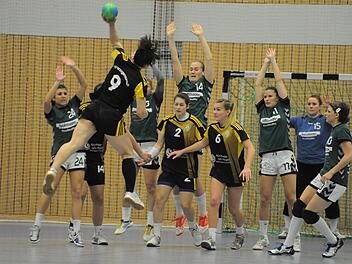 Die unterfränkische Wand: Mit Power versucht sich die Herzogenauracherin Alexa Dodan (am Ball), aber die Abwehr der SG Garitz/Nüdlingen stand wie eine Eins. Foto: Hopf