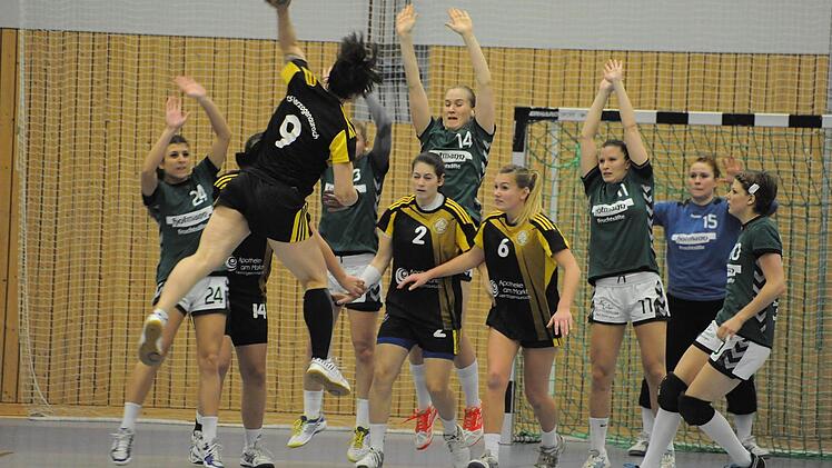 Die unterfränkische Wand: Mit Power versucht sich die Herzogenauracherin Alexa Dodan (am Ball), aber die Abwehr der SG Garitz/Nüdlingen stand wie eine Eins. Foto: Hopf