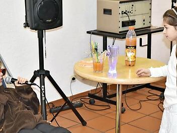 Die Kinder setzten ein Theaterstück für die Senioren bei der Feier in der Königsberger Stadthalle in Szene. Da der Weihnachtsmann verletzt war, musste der Osterhase die Geschenke überbringen.  Foto: Gerold Snater