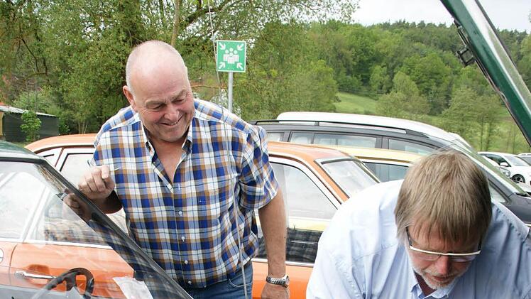 Nach 600 Kilometern schaffte es der Niederösterreicher Konrad Aigner (links) gerade noch auf den Hof des Autohauses Heil in Kirchaich, dann brauchte sein K70 Hilfe von Clubfreunden. Peter Rethenberg brachte den Motor schnell wieder zum Laufen.