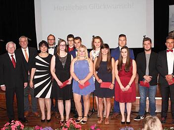 Am Donnerstagnachmittag zeichnete Oberbürgermeister Norbert Tessmer im Kongresshaus die besten Absolventen und Absolventinnen der Regiomontanus-Schule aus. Foto: Katja Nauer