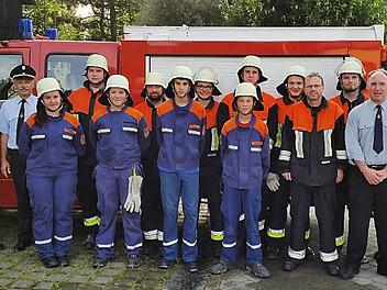 Von links: Kreisbrandmeister Alexander Reinsch, Kreisbrandinspektor Horst Tempel, Laura Kummer, Christian Geißler, Pascal Schramm, Michael Sesselmann, Johannes Bär, Fabian Schramm, Philipp Neidhart, Oliver Baumgärtner, Steffen Schmidt, Kommandant Friedrich Hohenberger, Michael Spindler, Vorsitzender Matthias Kummer, Schiedsrichter Roland Ziegler und Jürgen Müller. Es fehlt Daniela Batzer. Foto: kpw