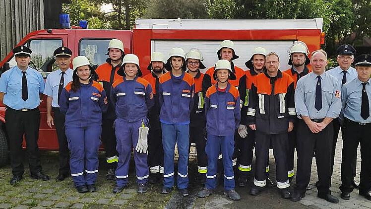 Von links: Kreisbrandmeister Alexander Reinsch, Kreisbrandinspektor Horst Tempel, Laura Kummer, Christian Geißler, Pascal Schramm, Michael Sesselmann, Johannes Bär, Fabian Schramm, Philipp Neidhart, Oliver Baumgärtner, Steffen Schmidt, Kommandant Friedrich Hohenberger, Michael Spindler, Vorsitzender Matthias Kummer, Schiedsrichter Roland Ziegler und Jürgen Müller. Es fehlt Daniela Batzer. Foto: kpw