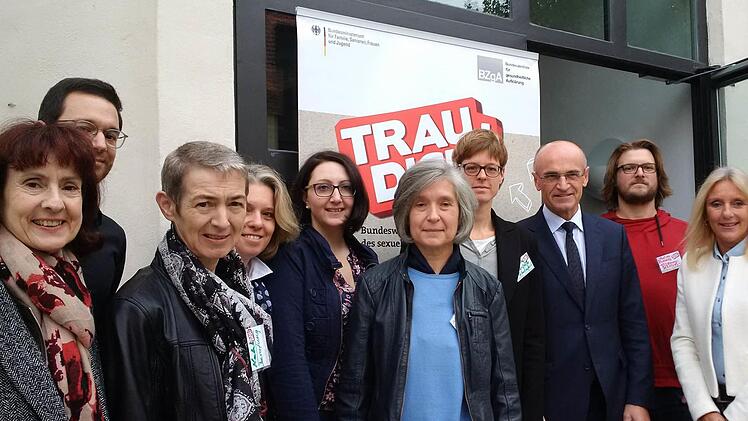 Auf dem Foto sind zu sehen (von links): Carolin Mehringer-Räth (Leitung Abteilung Soziales im Landratsamt), Manuel Oswald (BZgA), Zäzilia Kehl (Erziehungsberatungsstelle Caritas), Sabine Kröner (Schulpsychologin), Kathrin Heidig (Jugendamt), Heike Kunzelmann (Jugendamt), Katharina Amon (Anlaufstelle sexuelle Gewalt an Frauen und Mädchen), Wilhelm Schneider (Landrat), Christian Brauner (Erziehungsberatungsstelle Caritas), Claudia Schmidt (Schulrätin), Christoph Schramm (Jugendamtsleiter). Foto...
