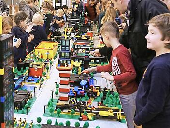 Mit 200 000 Legosteinen bauten die Schüler eine Kinderstadt.  Foto: Franz Galster