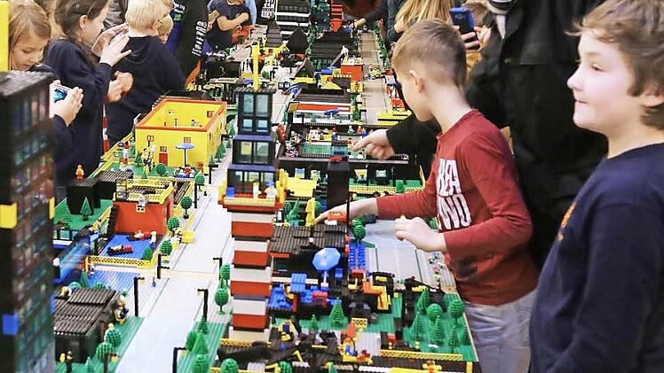 Mit 200 000 Legosteinen bauten die Schüler eine Kinderstadt.  Foto: Franz Galster