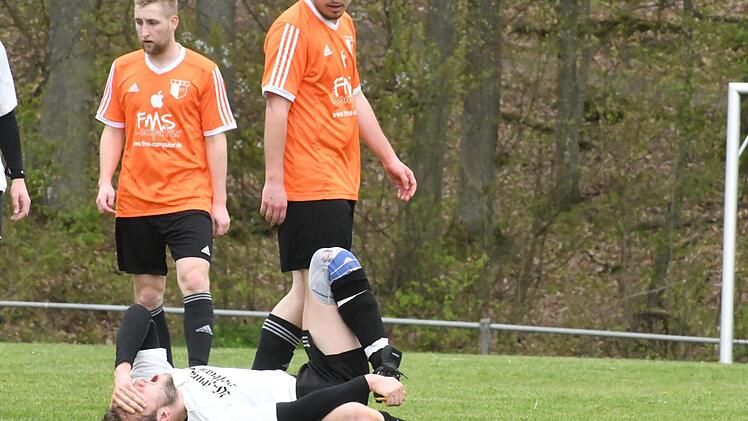 Was tut denn nun weh - der Kopf oder der Fuß? Fragt sich auch ein Wollbacher beim 2:0-Erfolg gegen Oberthulba.  Foto: Hopf