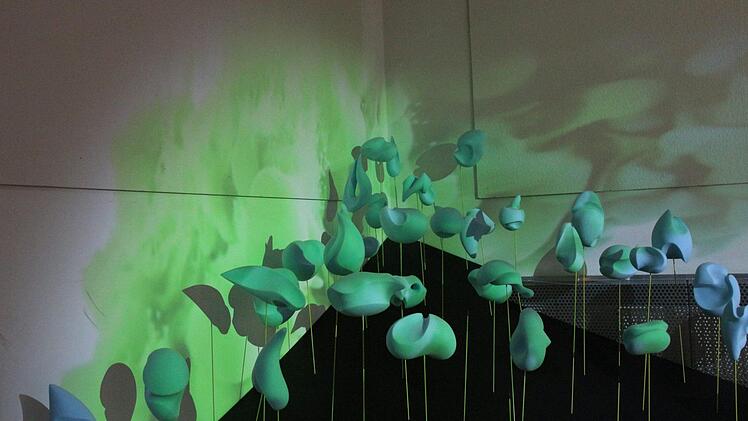 Farb- und Formspiele bei den Studenten des Integrierten Produktdesigns. Sie durften ihre Ausstellungen ohne Vorgaben seitens der Professoren gestalten. Foto: Simone Bastian