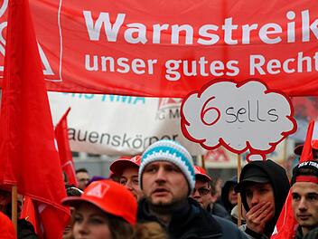 Teilnehmer einer Kundgebung der Gewerkschaft IG Metall  am 11.01.2018 in Nürnberg. Foto: Daniel Karmann/dpa
