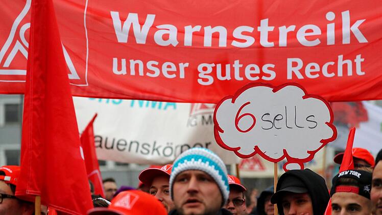 Teilnehmer einer Kundgebung der Gewerkschaft IG Metall  am 11.01.2018 in Nürnberg. Foto: Daniel Karmann/dpa