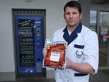 Metzgermeister Stephan Jamm an seinem Wurstautomaten in Marktsteft (Lkr. Kitzingen). F&uuml;r den 40-J&auml;hrigen ist das Rund-um-die-Uhr-Angebot eher ein Test als eine dauerhaufte Einrichtung. Foto: J&uuml;rgen Haug-Peichl