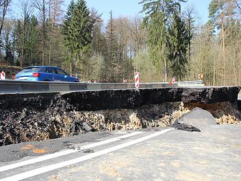 Im  Serpentinenbereich am Hambach ist die Staatsstraße zwischen Untermerzbach und Ebern noch weiter abgesackt.Eckehard Kiesewetter