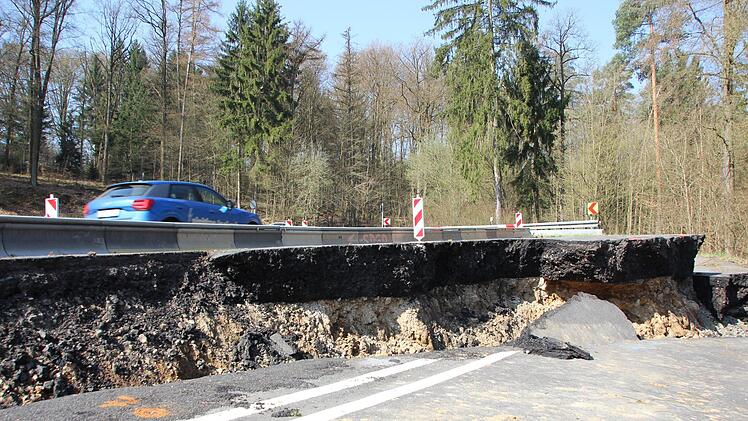 Im  Serpentinenbereich am Hambach ist die Staatsstraße zwischen Untermerzbach und Ebern noch weiter abgesackt.Eckehard Kiesewetter