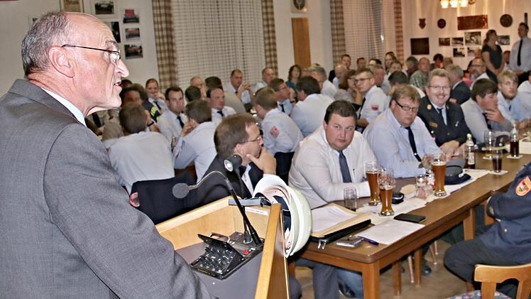 Landrat Wilhelm Schneider bei seiner Ansprache aus Anlass der Ehrungen von Feuerwehrleuten in Geroldswind. Foto: Helmut Will